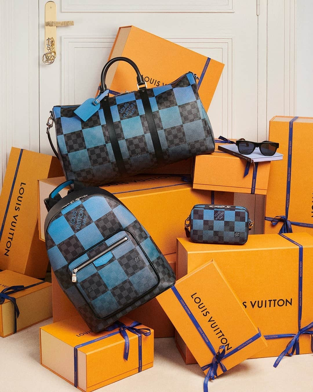 ルイ・ヴィトンさんのインスタグラム写真 - (ルイ・ヴィトンInstagram)「Novel reinterpretations. #LouisVuitton’s Damier Graphite Giant plays with two scales of the iconic checkboard motif across a range of leather goods. Explore #LouisVuitton’s holiday selection via link in bio.」12月17日 21時00分 - louisvuitton