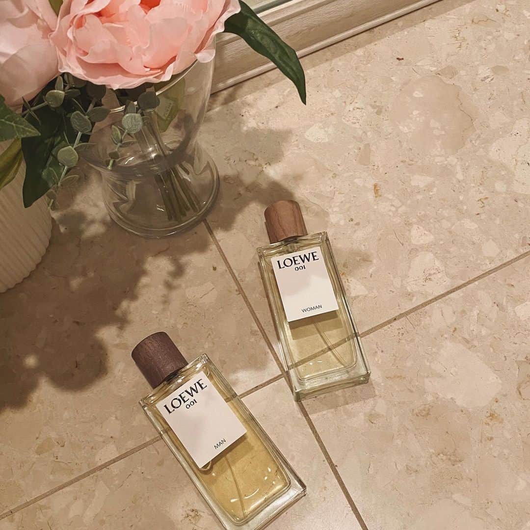 のインスタグラム：「お久しぶりな投稿になってしまった〰️ @loewe どっちも香りよくて🧴♡！今年は,ずっと食べてみたかったところのXmasケーキを予約したので今から楽しみだーー🧁♥️ここ数日間,すきなように時間を使ってゆっくりしてたから幸せでいっぱい🤞🏻⠀ ⠀ #loewe#parfum#ロエベ#香水#ロエベ香水#フレグランス#あや_日記」