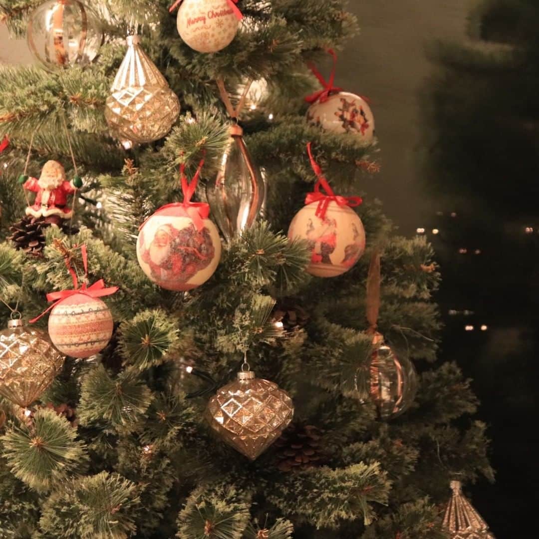 ムクリ［mukuri］さんのインスタグラム写真 - (ムクリ［mukuri］Instagram)「・ 手紙よサンタに届け！一本のツリーに集う物語  1週間後はクリスマス。 大人のサンタさんはもう準備を終え、 届ける人の喜ぶ姿を思い浮かべる幸せな一週間ですよね。  クリスマスまでのこの期間をどんな風に過ごすか、 きっと思い出にも深く刻まれることでしょう。  こどもに絵本を読み聞かせたり サンタさんへ手紙を書いてみたり。  プレゼントも大切ですが どう体験するかってところも イベントでは大切にしたいところですよね。  ▶︎ご紹介した読み物 https://mukuri.themedia.jp/posts/7361017 （キャプション：編集長）  #クリスマス #オーナメント #クリスマス飾り #クリスマスツリー #クリスマス準備 #christmas #xmas #キッチン #リビング #ダイニング#マイホーム計画 #マイホーム記録 #家づくり #おうち #新築 #新築一戸建て #注文住宅 #2階リビング #マンションインテリア #賃貸インテリア #北欧インテリア #モダンインテリア #丁寧な暮らし #暮らしを楽しむ #日々の暮らし #くらしの編集 #ムクリ」12月17日 21時00分 - mukuri_official