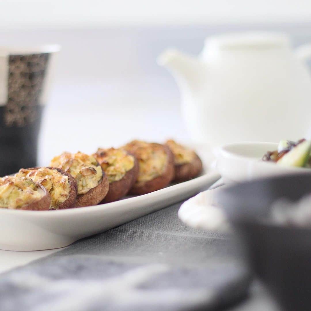 瀧本真奈美さんのインスタグラム写真 - (瀧本真奈美Instagram)「. こんばんは☺︎  今日は頑張らないご飯の お話です✳︎  料理はあんまり好きじゃなくて キッチンに立つ時間も 可能な限り短くしたいので^^; 相当頑張りません。。。  シンプルイズベストが大好きなので (ただの手抜きですが^^;) トースターで焼いた肉厚しいたけが 今日は美味しかったです❤︎  4枚目は先日作ったお弁当。 レンチンと漬け込むだけと 残りもののおかずで すぐできるレベル☺︎💦  おかずに困るとハムくるくる巻きに 走るのは昔からの癖で。。。 そして、ご飯を炊くのを忘れて 慌てて冷凍ご飯をチンしました☺︎💦  食べられたらそれでよし❤︎ なのでまあいいかなな感じです☺︎☺︎☺︎  皆さんはおかずに困った時に 穴埋めするおかずってありますか？☺︎💕  -----------------  <BENTO STORE>の お弁当箱、本当に気に入っていて 2つ目もフル活用してます☺︎  ◎軽い ◎洗いやすい ◎詰めやすい　 ◎バッグに入れやすい ◎キッチンに出していても シンプルで気にならない  前にも書きましたが しつこく書いてしまうくらい かなりハマってしまった様子。。。 たくさん使います✳︎✳︎✳︎  ------------------﻿ ﻿ 【ノースモールオープン記念大感謝祭】 ﻿ ①新規会員登録で送料無料﻿ ②お買い物した方全員に 30%相当のポイント還元﻿。 お得なキャンペーンの詳細は @northmall_com  公式アカウントのプロフィールで チェックしてみてください❤︎﻿ ﻿ 【NEWS】﻿ ふたつのフォトコンテスト開催中☺︎﻿ 1.本格的なおしゃれな包丁が当たる！ “手料理フォトコンテスト”﻿ 2.かわいいペットがフォトブックに！？ ”ペットフォトコンテスト”﻿ くわしくは投稿をご覧ください☺︎﻿ ﻿ ------------------﻿ ﻿ ⚘⚘⚘﻿  最後になりましたが 明日18日12:30頃から 南海放送ラジオTipsに出演します☺︎  よろしければご視聴下さいませ❤︎  ------------------ ﻿ #暮らしを楽しむ #ゆるく暮らす #家族と心地よく暮らす #ノースモール公式アンバサダー #ノースモールサイト #PR #愛媛 #新居浜 #自分に心地よい小さな暮らしごと #日常 #シンプルホーム #暮らしを楽しむ 暮らす #モヤモヤしないために #暮らしの見直し #心地よい暮らし #インテリア #癒し空間 #キッチン #整理収納コンサルタント」12月17日 21時01分 - takimoto_manami