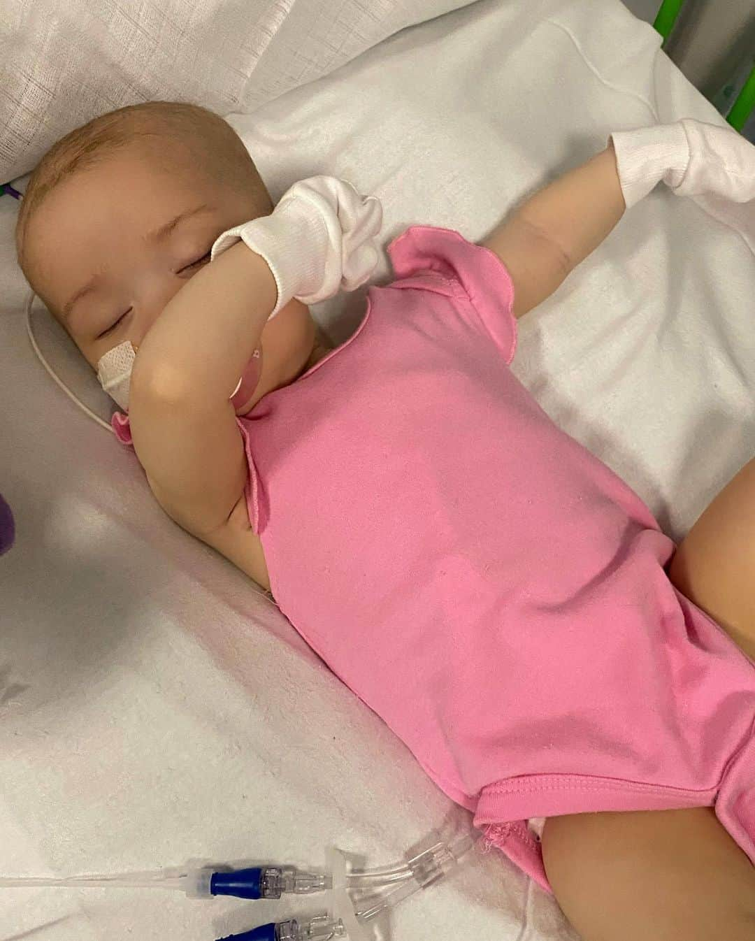 アシュリー・ケインさんのインスタグラム写真 - (アシュリー・ケインInstagram)「When I came back to the hospital for Azaylia’s 2nd round of chemotherapy there were no TV remotes on the ward. Being isolated in a cubicle all day everyday is hard enough never mind the added reason why we’re here, so when I went online to order a new remote for myself I decided to order some for the whole ward so at least everyone can watch their TVs and change channels from the comfort of their beds/chairs. 📺👌🏾 . I was buzzin’ they came when they did as well because I put up the TV guide and saw the new Ninja Turtles 🥷🐢 movie was on so I got to watch that while my daughter was DAB’in in her sleep 😄🙌🏾  . #azayliadiamondcain #letsgochamp #likklelion #leukemia #leukemiawarrior #leukemiaawareness」12月17日 21時11分 - mrashleycain