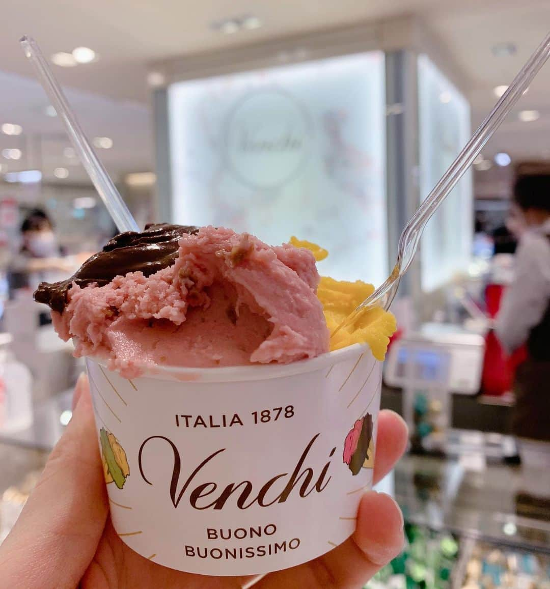 英理香のインスタグラム：「本当に美味しい🍨😋💖　 . #ヴェンキ#ジェラート」