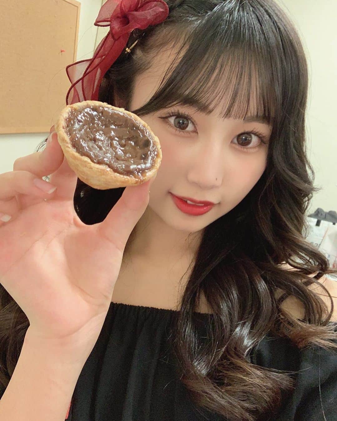宮丸くるみのインスタグラム：「おいしいすぎた🤎  ・ ・ ・  #リリバリ #lilyofthevalley #アイドル #idol #jk #17歳 #高校生 #ロングヘア #巻き髪 #ぱっつん前髪 #外巻き #韓国巻き髪 #リボン #黒髪 #スイーツ」