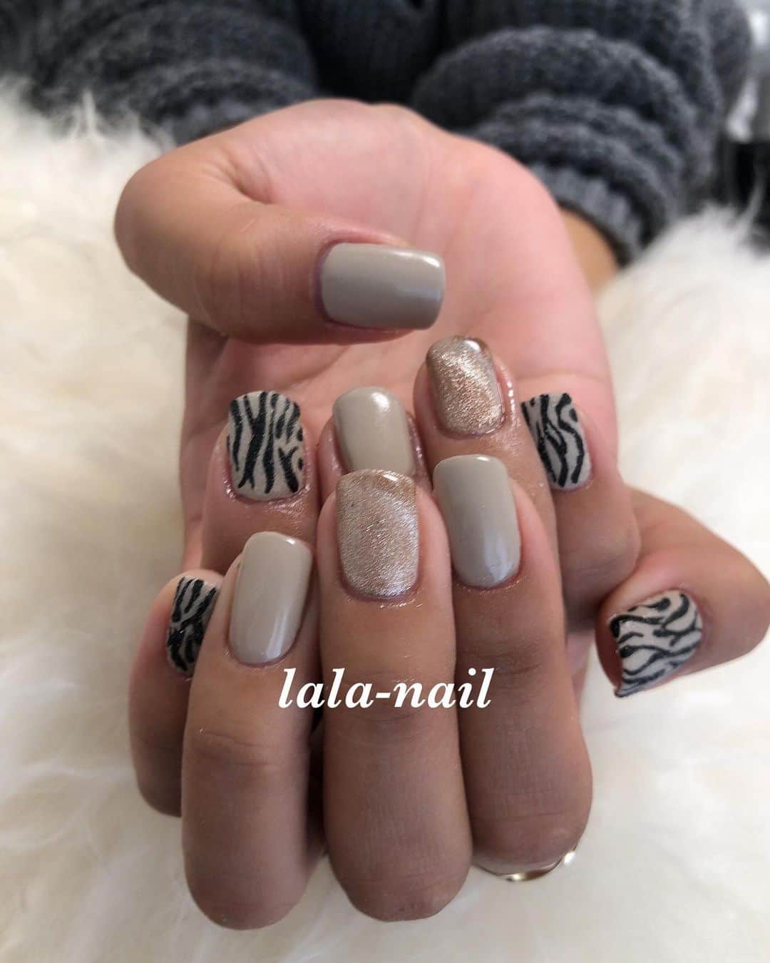 ETSUKOのインスタグラム：「もこもこzebra🦓に マグネット🧲  年末は12月30日迄 年始は1月6日より営業致します❣️」