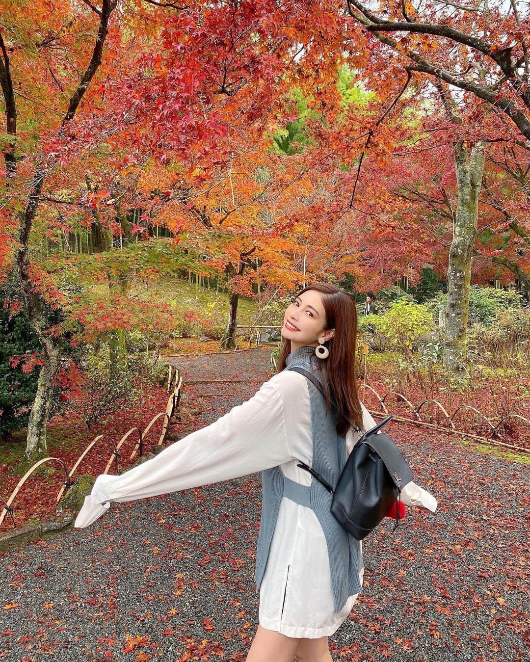 のインスタグラム：「紅葉の写真まだあったから載せる🍁 来年も京都に紅葉観に行くってきめた！ 毎年恒例になりそう😚💭💭💭 ・ あ、このtopsは　@zara です♡  ・ ・ ・ ・ ・ ・ ・ ・ ・ ・ ・ #天龍寺#天龍寺庭園#京都#京都紅葉#京都観光#京都グルメ#京都カフェ#京都旅行#紅葉#紅葉狩り#観光#女子旅#タビジョ#国内旅行#秋コーデ#秋#ニット#インスタ映え#カメラ女子#オトナ女子#嵐山#綺麗な景色#kyoto#kyotojapan#kyototrip#autumnleaves#kyototravel#japantravel#japanesegirl#arashiyama」