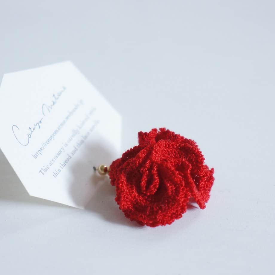 手紙社さんのインスタグラム写真 - (手紙社Instagram)「【耳飾り「carnation」はエレガントなお洋服にぴったり！】﻿ 様々な種類の細い糸と細いレース針を使い、小さな花や実、植物を形にした糸編みの飾りを制作する「cotoyo matsue」。布博で販売される耳飾り「carnation」は、フリルたっぷりで存在感があり、エレガントなお洋服にぴったり！　オンラインミーティングでは、こちらの作品の制作風景をお届けします！﻿ ﻿ ーーーーー﻿ ﻿ ▼cotoyo matsue（@cotoyomatsue）﻿ ﻿ オンラインミーティング﻿ →12/18（金）13:00〜﻿ ﻿ ショップ販売期間﻿ →12/18（金）14:00〜12/25（金）14:00﻿ ﻿ ーーーーー﻿ ﻿ ＜新しいオンラインフェスティバル・布博　開催概要＞﻿ 会期：2020年12月14日（月）〜26日（土）﻿ チケット：一般 1,000円／手紙社の部員 900円﻿ 会場：「新しいオンラインフェスティバル・布博」公式サイト﻿ ▶︎詳細は「@textilefabrics」プロフィールのURLから！﻿ ﻿ ーーーーー﻿ ﻿ ◎「新しいオンラインフェスティバル・布博」は3本立て！﻿ ﻿ 1）オンラインミーティング（番組）﻿ ▶︎12/14（月）〜19（土）毎日開催！﻿ 出展者による作品紹介やアトリエツアーなどの番組を生配信！﻿ 作り手との会話をお楽しみいただけます。﻿ ﻿ 2）オンラインショッピング﻿ ▶︎12/14（月）〜毎日異なる出展者が販売を開始します！﻿ 出展者による新作や、ここでしか買えない限定作品、もちろん、定番商品も購入することができます！﻿ ※それぞれの販売期間は公式サイトからご確認ください﻿ ﻿ 3）スペシャル音楽ライブ番組﻿ 12/20（日）は7時間を超える生放送をお届け！﻿ 豪華アーティスト4組による音楽ライブや、プロのスタイリストが布博アイテムのスタイリングを紹介する「ライブスタイリング」を生配信します！﻿ ﻿ #手紙社#手紙舎#布博#オンラインイベント#新しいオンラインフェスティバル#新しいオンラインフェスティバル布博#ブローチ博#布雑貨#手芸#テキスタイル#刺繍#ブローチ博#ハンドメイド#編み物#手織り#耳飾り#carnation#cotoyomatsue#tegamisha#nunohaku#textile#textiledesign#fabric#handmade#handcraft#accessory#embroidery」12月17日 21時05分 - tegamisha