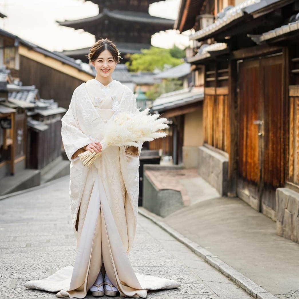 the_dress_roomさんのインスタグラム写真 - (the_dress_roomInstagram)「ザ・ドレスルームの"京都撮り"では お着物、お小物からお草履まで お好きな〝色遊び〟をお楽しみいただけます❁  花嫁さまお1人お1人に合った 色遊びをご提案してまいります  京都の伝統の地にて、心ときめく瞬間をご体感頂き ぜひ、ご自分だけのとっておきの1着をどうぞお楽しみください❁❁  𓇬𓇬  #京都撮り プランの詳細は HP【PHOTO PLAN】をご覧ください❁  お着物やコースなどのご質問・ご相談はHP【お問合せ】フォームまで、お気軽にどうぞ𓆸  𓇬𓇬 . . . #白無垢 #前撮り #後撮り #京都撮り #KYOTO撮り  #thedressroom #ザドレスルーム #ナチュラルウェディング #フォトウェディング #和装前撮り #白無垢前撮り #京都前撮り #プレ花嫁」12月17日 21時05分 - the_dress_room