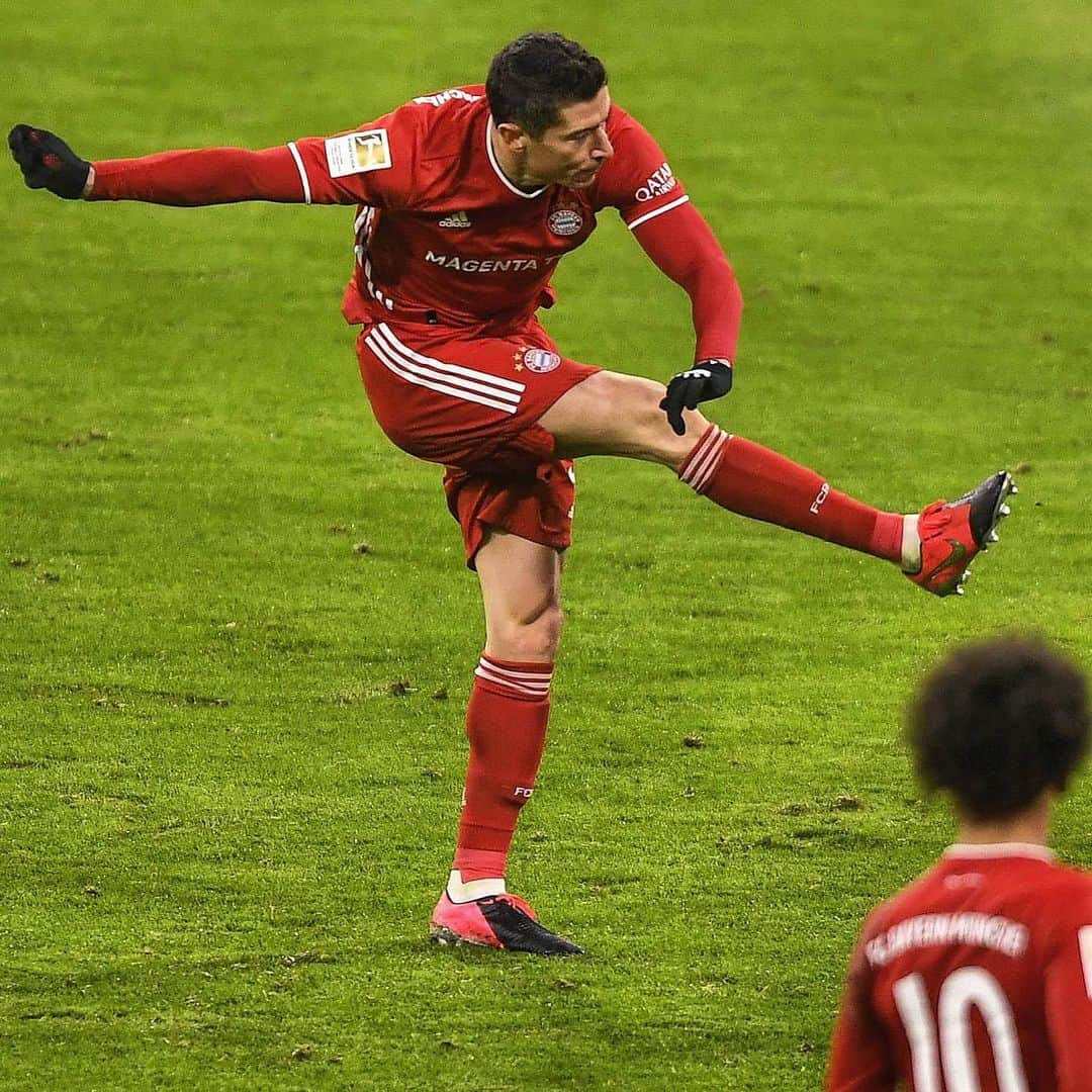 UEFAチャンピオンズリーグさんのインスタグラム写真 - (UEFAチャンピオンズリーグInstagram)「⚽🤖 Lewandowski has scored 73 goals in 64 club games since the start of 2019/20... 𝟮𝟮 more than any other player in the top five European leagues! 😱  🗣️ How would you describe him to someone who has never seen him play? 👇」12月17日 21時06分 - championsleague