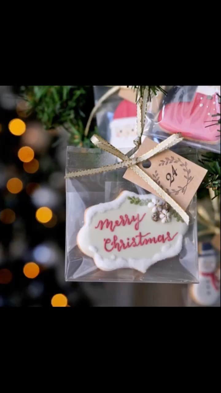 melodyのインスタグラム：「✨🎄🎅🎁✨🦌🛷﻿  Why don't you make Christmas icing cookies on the weekend? ✨ まだ間に合う！週末はクリスマスのアイシングクッキーを作ってみませんか？﻿ ﻿ 本日、atelier＊m（@melody_wiiish ）のクッキー生地レシピを、@miroom_official にて特別に初公開！動画としてリリースされました！是非、おうちで使ってみて下さいね。﻿ ﻿ また、アドベントカレンダーの動画レッスン内で使われているクリスマスのクッキー型は、レッスンを受講されますとmiroomでご購入いただけます。市販されていないオリジナルの型は、PDFデータがダウンロード出来るようになっています。﻿ その他、ご不明な点等ございましたらmiroomにお問い合わせ下さい。﻿ ❄️🎄✨﻿ ﻿ ＊＊＊﻿ ﻿ At miroom, my original PDF data of cookie template can be downloaded for types that are not available in market.﻿ ﻿ ＊＊＊﻿ ﻿ miroom에서는 시중에 나와 있지 않은 유형의 쿠키 템플릿 원본 PDF 데이터를 다운로드 할 수 있습니다.﻿ ﻿ ＊＊＊﻿ ﻿ 在miroom中，可以下载市场上不可用的cookie模板的原始PDF数据。﻿ ﻿ ＊＊＊﻿ ﻿ 在miroom中，可以下載市場上不可用的cookie模板的原始PDF數據。﻿ ﻿ ＊﻿ ＊﻿ #天然色素#国産#アイシングクッキー#糖霜餅乾#曲奇#お菓子作り#クリスマス#Christmas#winter#アドベントカレンダー#colors#クッキー#デザイン#アトリエエム#design#snowman﻿ #pic#cookies#sugarcookies#icingcookies﻿ #japan#Instagram#instagramjapan#IgersJP#cupcakeproject﻿ #ファインダー越しの私の世界#スイーツ#sweets#instasweet」