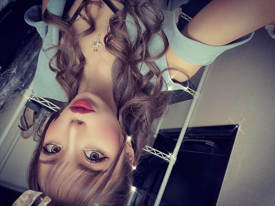 あゆかのインスタグラム：「やっほーー💓 最近食べても食べても食べても まじ太らねーって感じで、 誰かご飯連れてってw こないだジム契約しようとしたら 太ってから来てくださいって 帰された。爆笑 プラス5キロ増量します  .  #千葉キャバクラ#千葉富士見キャバ嬢#千葉富士見町キャバ嬢#千葉富士見キャバクラ#arドレス#ジュエルズドレス#オンラインキャバクラ#ファッション好きな人と繋がりたい#ヘアメイク#お家スタイル#息してる？#followｍe4 #follow4like#followtrain」