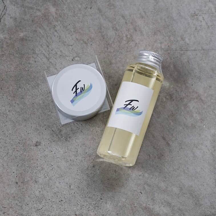 CHESTのインスタグラム：「.﻿ ﻿ オリジナルバーム&オイル 【Fw】﻿ ﻿ レングス問わず使いやすいスタイリング剤ができました！﻿ ﻿ ﻿ バーム　30g ¥2,000-﻿ オイル　100ml ¥2,400-﻿ ﻿ ﻿ ﻿ ﻿ "最高の自分にアップグレードできる場所"﻿ ﻿ ﻿ 『最高の自分』になれる理由﻿ ﻿ ⚪︎全スタイリストが最旬のトレンドを表現できる﻿ ﻿ ⚪︎メイクスキルを活かしたフェイスメイクの観点からの似合わせ﻿ ﻿ ⚪︎骨格に合わせてなじみ良く、長持ちする"ラウンドカット"﻿ ﻿ ⚪︎簡単なのにオシャレに決まるデザイン﻿ ﻿ ⚪︎丁寧なカウンセリングとカルテ管理で徹底されたお客様管理﻿ ﻿ ﻿ ﻿ ﻿ ﻿ cut ¥5,000﻿ color ¥6,000〜﻿ parm ¥3,000〜﻿ treatment ¥1,500〜﻿ etc...﻿ ﻿ ご新規割引ござます！﻿ ﻿ 月曜　定休日﻿ 火曜〜日曜　10:00〜19:30﻿ ﻿ CHEST（ @chest_kobe ）﻿ ﻿ ﻿ ﻿ 《求人募集》﻿ CHESTでは随時スタッフを募集しております！﻿ ﻿ しっかりとした技術を身に付けたい方、撮影やコンテストに興味のある方お待ちしております﻿ ﻿ サロン見学も随時受付中です！﻿ ﻿ 《応募方法》﻿ DM、お電話にて受付ております﻿ ﻿ ﻿ ﻿ 【お問い合わせ先】﻿ TEL / ‪078-331-1377﻿ ﻿ ﻿ 【場所】﻿ 神戸市中央区三宮町1-4-9ワコーレビル8階﻿ ﻿ 各三宮駅より徒歩5分﻿ センター街南側　TOOTH TOOTHさんの東隣にあるビルです！﻿ ﻿ ﻿ 【予約】﻿ tel 078-331-1377﻿ DMからもお待ちしております！ ﻿ ﻿ ﻿ ﻿ ﻿ ﻿ #chest神戸店#神戸美容室#三宮美容室#元町美容室#ヘアセット#ヘアアレンジ#編み込み#モデル#メイク#似合わせカット#前髪#前髪カット#グレージュ#ダブルカラー#透明感カラー#モデル募集中#外国人風カラー#ヘアスタイル#ヘアカタログ#ボブ#ショート#ショートボブ#ハンサムショート#パーマ#デジタルパーマ#モデル#サロンモデル#ヘア#ヘアカラー#美容師#神戸　﻿」
