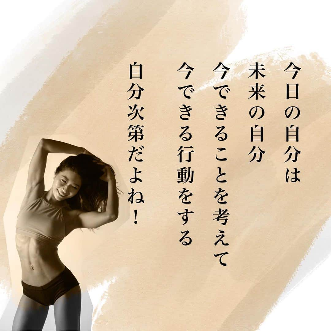 Chiharuさんのインスタグラム写真 - (ChiharuInstagram)「筋トレマインドシリーズ始めます🤗❤️ 本を読んだりするのも好きなので、 響いた言葉、 ボディメイクに結びつく言葉、 マインドが元気になる言葉 を発信していきますね〜✨  エンゲージメントが低かったらやめます😝笑  筋トレ動画でトレーニングの勉強、 マインドシリーズでモチベーションになれば嬉しいなあ😆❣️  #ダイエット教訓  #筋トレマインド #マインドコントロール  #マインドアップ  #名言シリーズ  #筋トレ名言 #自己啓発 #メンタルトレーニング  #言葉シリーズ #言葉の力 #元気が出る言葉  #やる気スイッチ #ポエム好きな人と繋がりたい  #本好きな人と繋がりたい」12月17日 21時10分 - chiharu.fit