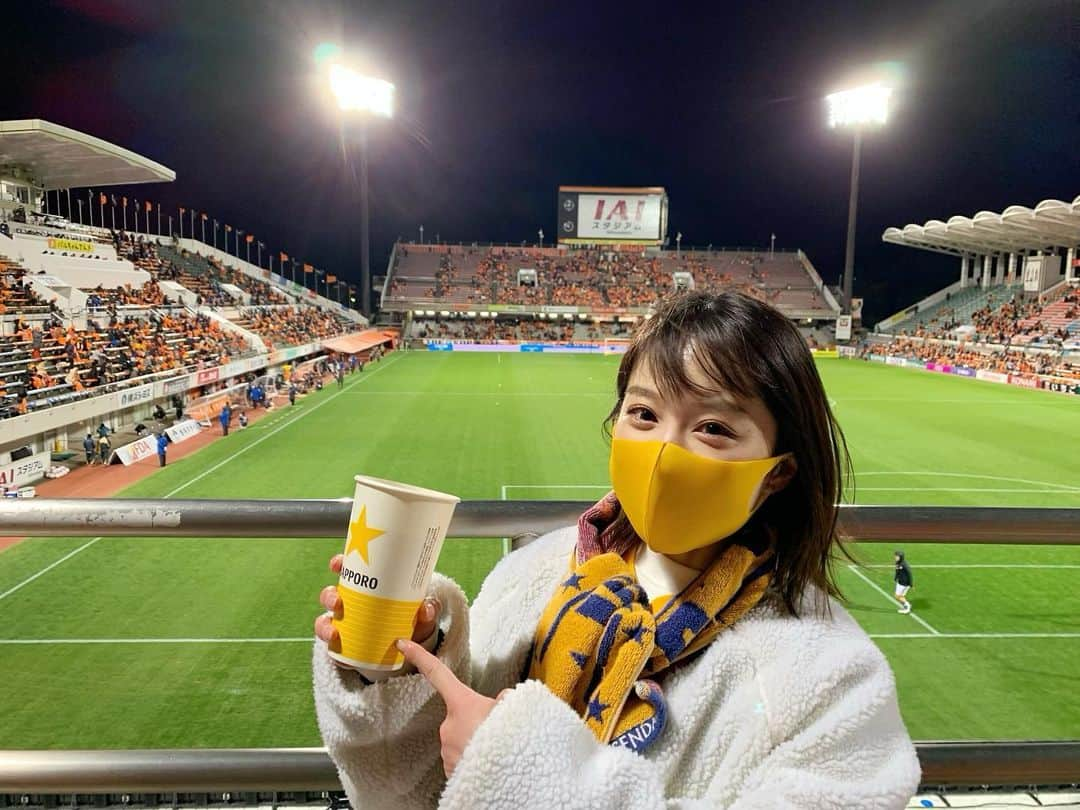 峰麻美さんのインスタグラム写真 - (峰麻美Instagram)「強風・極寒の中でビールを飲むのはやめましょう。  #soccer #football #jleague #spulse  #vegalta #beer #ilovebeer #beerstagram  #清水エスパルス #ベガルタ仙台 #iaiスタジアム日本平  #ビールクズ #ビール好き女子 #居酒屋すたじあむ清水店 #サッポロビール」12月17日 21時10分 - asaaaaami.0702