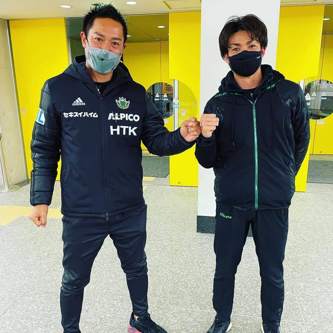 片山真人のインスタグラム：「【ガチャスタグラム 仕事編】  Jリーグ史上最極寒試合を記録🥶⚽️ マイナス3.3℃決戦☃️ 寒い中やったけどめっちゃ熱い試合🔥  #明治安田生命J2リーグ第41節東京V戦 #Jリーグ史上最極寒試合 🥶 #氷点下 3.3度🧊 #雪中戦☃️ 雪の国立 #帝京高校 🆚 #東福岡 ☃️ はたまた、 雪の1987年 #トヨタカップ 🏆 #FCポルト🇵🇹 🆚 #ペニャロール🇦🇷 これまたアルウィン史上初の、、、 #オレンジボール 使用🟠 #東京ヴェルディ 戦は雪が降るな❄️ #緑 のプライドを賭けた闘い🟢 そして嬉しい #再会 も🤝 #小池純輝 19 #水戸時代のチームメイト🟦 その節は練習場行く道中とかありがとう😊🚘 #刺激 をまたもらった時間👍 そしてこの試合は、 #dazn 解説🎙 #学び をまたいろいろした時間👍 #片山真人 #ガチャ 寒いのも苦手😵 #しかしみんなほんまに寒い中の手拍子での応援ありがとう😭👏 #寒いけど熱かった時間🔥 #この時期の信州での19時キックオフはやっぱ無謀やな❌ #さあ残すは最終戦のみ🏟 #最終戦 もアルウィンで待ってるぜ👍 #松本山雅fc  #最後は笑って終わらそう😊 #onesoul ☝️」