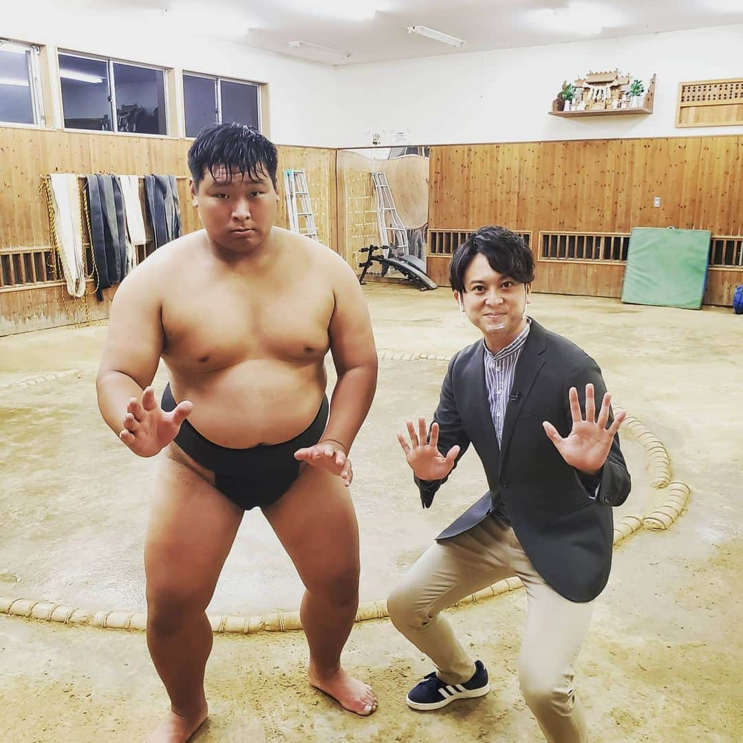 飯田嘉太のインスタグラム：「👐 今日のイイダスポーツは 角界の超大型新人・鶴来高校の松井拡樹くん✨ ・ ・ この春、卒業と共に大相撲・時津風部屋への 入門が決まっています👏 ・ ・ 驚きなのが相撲歴はまだ半年ほど😲 元々は柔道で北信越チャンピオンになっている実力者😌 子供の頃、テレビで見た大相撲への憧れが 忘れられず挑戦することに👍 ・ ・ 伸び代しかない松井くん 更なる驚きはあのゴジラ松井こと松井秀喜さんの 遠い親戚だということです😆 ・ ・ ゴジラの如く大相撲の世界で大暴れする姿に期待☝️  #石川テレビ #石川さん #livenews #イット #イイダスポーツ #大相撲 #大型新人 #松井拡樹 くん #鶴来高校 #学校史上初の角界入り #遠い親戚は #松井秀喜 さん #ゴジラ松井 #柔道 #北信越チャンピオン #インターハイ出場 #時津風部屋 #入門 #西南部道場 #お昼ご飯は白米③合 #アナウンサー #飯田嘉太」