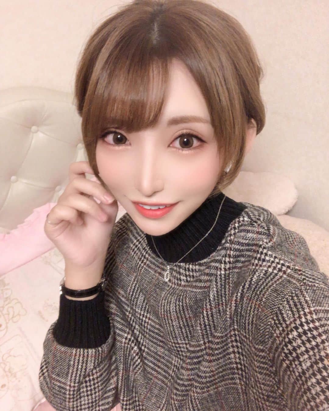 葉月七瀬のインスタグラム：「. 久々メイクした〜💄💋✨ . 最近メイク迷子で韓ドラにハマりすぎて いつもと違うメイクにしてみた😳 眉毛太めにして アイラインをまつ毛のキワだけと目尻 マスカラは気持ち程度 チークをオレンジに リップは薄いピンクに！ あとカラコンはずっとエバーカラーだったんだけど エバーカラーワンデーナチュラル クリアキャメル にした👀 . 髪はストレート以外やってみたいと思って アイロンで外巻きにしてみたけど ヘアメでしかアレンジしてないから変かも😂 . とりあえず言いたいのは 歳とって二重の幅の幅広くなったのが めちゃくちゃ嫌すぎて 二重幅を狭くしたいい( ; ᴗ ; )‪ . . 昨日は友達とフグ食べてから あいみちゃんのとこ遊びに行った💖 フグからのあいみちゃんの流れは至高🥰 贅沢な1日でした💕💕 #キャバクラ #立川  #ふぐ料理  #引きこもりニートの外出  #makeup #orangemakeup」