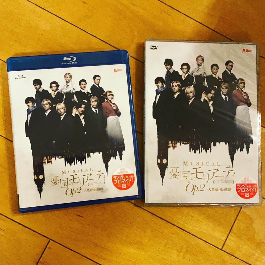 ただすけのインスタグラム：「もちろん、役得ってやつですよ。 発売前なので感想は一切言いませんが、お楽しみに！！とだけ☺️ #モリミュ　#憂国の　#モリアーティ　#そこで区切る必要は無い　#憂国のモリアーティ」