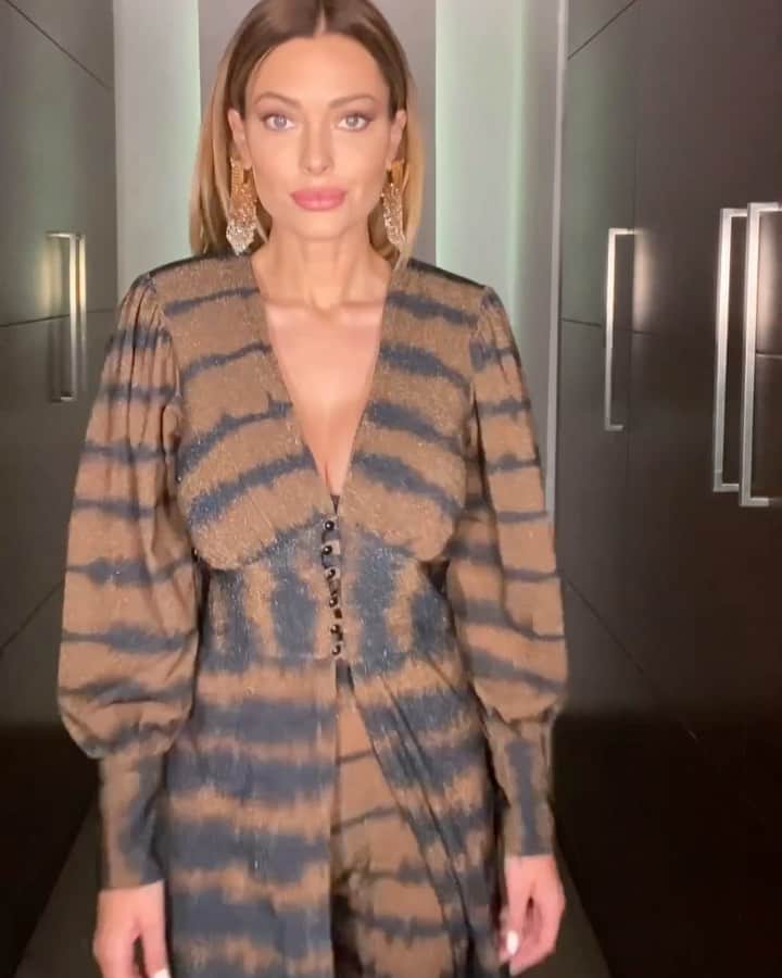 Caroline Receveurのインスタグラム：「LOOKS DE FÊTES 💫 À retrouver sur le site de @reccparis et à commander avant demain pour être sur de recevoir votre tenue préférée avant les Fêtes ⚡️」