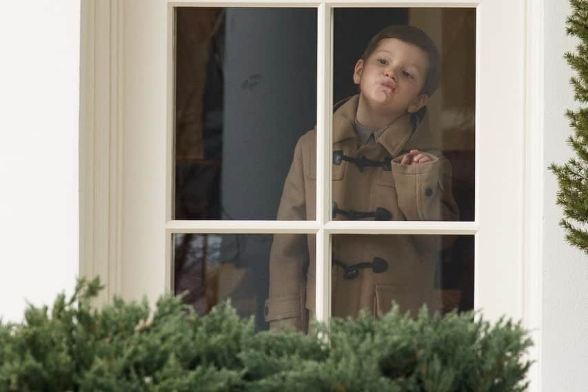 イヴァンカ・トランプのインスタグラム：「Joseph waiting for grandpa to finish a meeting 2•17•2017」