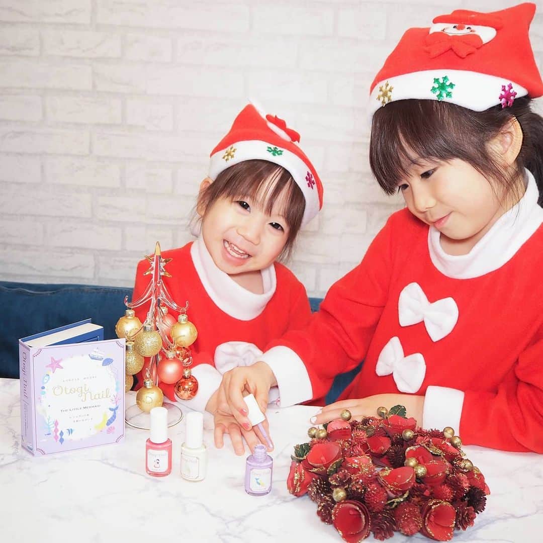 Kuboi Ayumiさんのインスタグラム写真 - (Kuboi AyumiInstagram)「もうすぐクリスマス！ ということで、娘たちはサンタさんが来るのを楽しみに待っています。 サンタさんへのプレゼントも用意したり、クリスマスパーティーの準備をしたり。  最近、はまっているのはネイルです。 ママがいつもネイルしているのを見て、うらやましそうに見ていた娘たち。 クレヨンやペンでママに隠れて爪にヌリヌリしちゃうことが増えてきて悩んでいたので、 気になっていたおとぎネイル（@otoginail）を娘たちにプレゼントしてみました。  おとぎネイルは成分にこだわった、天然成分配合の日本製の優しい水溶性ネイルなんです。  なので、大人だけでなく、爪が薄い子どもでもOK。 除光液もいらないので、手軽に一緒にネイルが楽しめちゃいます。  パッケージもかわいすぎて、娘たち、すぐに虜になっちゃいました。 私が今使っているのは３種類。  ・めざめのキス ・にんぎょの海 ・貝殻におねがいを  ネーミングもたまらない！！！ 塗りやすく、乾くのも早いので、すぐに動いちゃう小さい子でも使いやすいですよ。 お休みの日はこれでネイルをして、親子でお散歩したりしています。  気になる方はおとぎネイルで検索してみてくださいね。  #おとぎネイル #otoginail #おうち時間 #おうちじかん #おそろいコーデ #親子ネイル #女の子ママ #女の子コーデ #親子リンクコーデ #ネイル #親子コーデ #リンクコーデ #娘 #娘との時間 #サンタコス #姉妹リンク」12月17日 21時22分 - himekagami