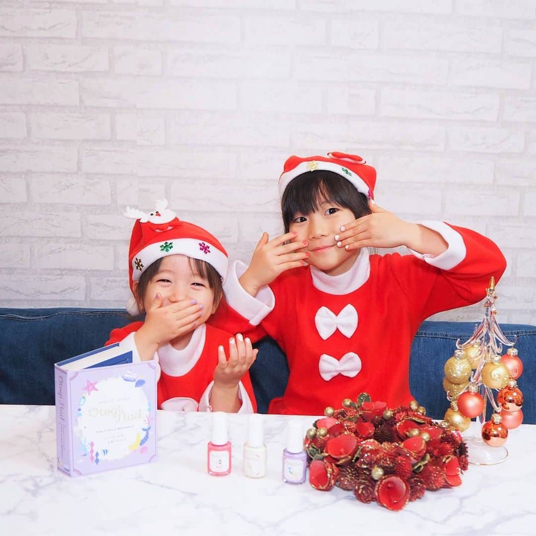 Kuboi Ayumiさんのインスタグラム写真 - (Kuboi AyumiInstagram)「もうすぐクリスマス！ ということで、娘たちはサンタさんが来るのを楽しみに待っています。 サンタさんへのプレゼントも用意したり、クリスマスパーティーの準備をしたり。  最近、はまっているのはネイルです。 ママがいつもネイルしているのを見て、うらやましそうに見ていた娘たち。 クレヨンやペンでママに隠れて爪にヌリヌリしちゃうことが増えてきて悩んでいたので、 気になっていたおとぎネイル（@otoginail）を娘たちにプレゼントしてみました。  おとぎネイルは成分にこだわった、天然成分配合の日本製の優しい水溶性ネイルなんです。  なので、大人だけでなく、爪が薄い子どもでもOK。 除光液もいらないので、手軽に一緒にネイルが楽しめちゃいます。  パッケージもかわいすぎて、娘たち、すぐに虜になっちゃいました。 私が今使っているのは３種類。  ・めざめのキス ・にんぎょの海 ・貝殻におねがいを  ネーミングもたまらない！！！ 塗りやすく、乾くのも早いので、すぐに動いちゃう小さい子でも使いやすいですよ。 お休みの日はこれでネイルをして、親子でお散歩したりしています。  気になる方はおとぎネイルで検索してみてくださいね。  #おとぎネイル #otoginail #おうち時間 #おうちじかん #おそろいコーデ #親子ネイル #女の子ママ #女の子コーデ #親子リンクコーデ #ネイル #親子コーデ #リンクコーデ #娘 #娘との時間 #サンタコス #姉妹リンク」12月17日 21時22分 - himekagami