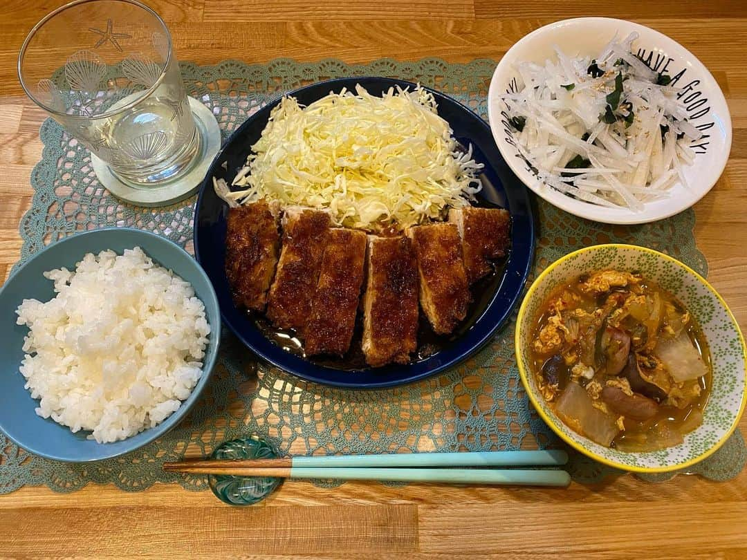 宮川杏奈さんのインスタグラム写真 - (宮川杏奈Instagram)「旦那氏ご飯🍚💕 また自分のを取り忘れました😅💦 今日も寒かった❄️ ⭐️大根サラダ ⭐️チゲスープ ⭐️キャベツの千切り ⭐️チキンカツ ⭐️白米 パパが前にお土産で買って来てくれた 駒ヶ根のソースかつ丼のソースに浸してね🔥 . 明日のご飯は何にしよう🤔❤️ . #お家ご飯 #パーソナルトレーナー #筋肉女子 #トレーニング女子 #ケトジェニックライフ #ケトジェニックダイエット #ボディメイク #フィットネス #ダイエット #トレーニング #ワークアウト #低糖質高タンパク #低糖質ダイエット #低糖質 #ローカーボ #ロカボ食品 #ロカボ #低糖質ごはん #糖質オフ #パーソナルトレーナーの生活 #トレーニングジム #パーソナルトレーニング #プライベートジム #パーソナルトレーニングジム #おうちごはん #お家ごはん #妊婦ごはん  #妊婦体重管理」12月17日 21時22分 - an1221na