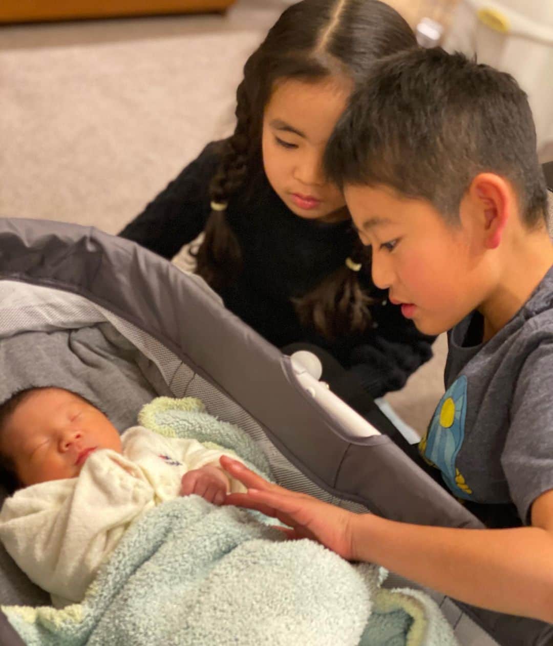 森上亜希子のインスタグラム：「本日、親子揃って退院出来ました。 黄疸も出る事なく、血糖値も問題ない数値で一緒に退院出来て良かったです。  子供達はコロナ感染防止の為、面会出来なかったので、今日初めてのご対面。  2人とも凄く嬉しかったみたいで、ずっと眺めてました。笑  手も足もちっちゃくて可愛い‼️と連発。 貴方達もこんなだったのよ‼️ これから、兄妹仲良く育ってね‼️  #新生児 #3人兄妹 #3人のママ #テニス #tennis #tennisplayer」