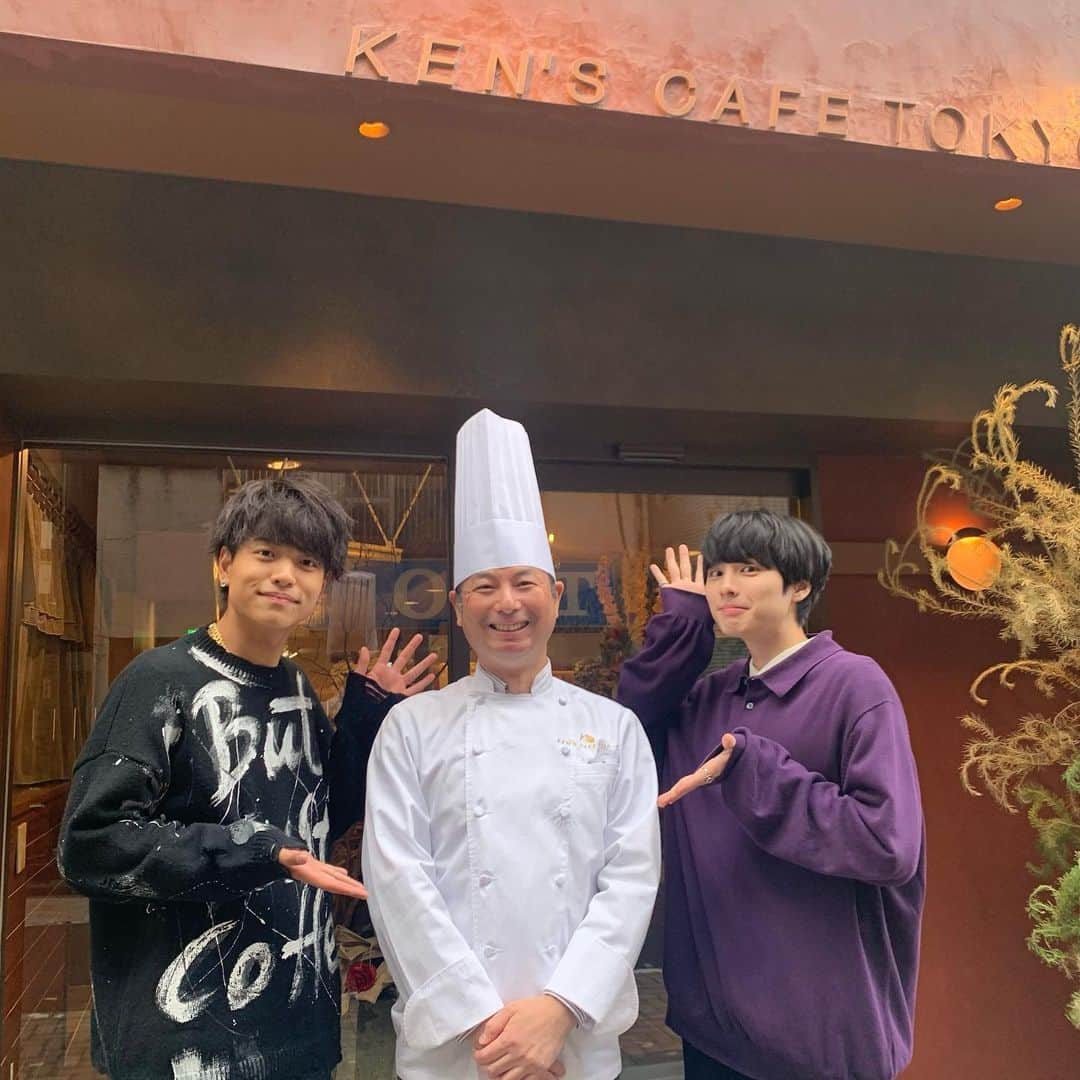 本田響矢さんのインスタグラム写真 - (本田響矢Instagram)「日本一のガトーショコラで有名な「ケンズカフェ東京」さんにご招待いただきました。 シェフの氏家さんにいろいろ教えて頂きました。 最高級の素材を使ってシンプルに。そして小麦粉不使用のグルテンフリー。とても贅沢で美味しかったです。。僕は冷やして食べるのがおすすめ！ みんなもこれからのクリスマスや年末年始のお土産にぜひ！  @kenscafetokyo  ケンズカフェトーキョー→https://kenscafe.jp/ #ケンズカフェ #ケンズカフェ東京 #ガトーショコラ #グルテンフリー #百名店スイーツ」12月17日 21時27分 - k__y__o__y__a.h