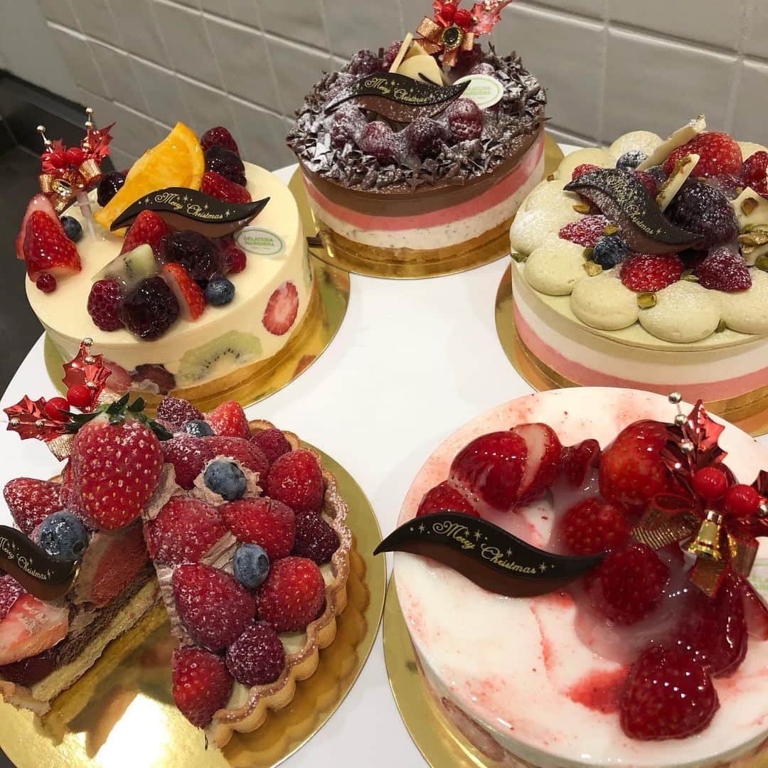 のインスタグラム：「. . 12/18（金）より クリスマスケーキの店頭販売をスタートします🎄 . 毎年クリスマス期間だけのピスタチオジェラートを使用したケーキとイチゴのタルトの2種類が2020年限定🎂 その他3種類はジェラートで人気フレーバーを使用したクリスマスバージョンです♬ . 今年はどれにしようかなぁ😋😋😋 . #gelateriamarghera_japan #marghera #italiangelato #icecream #icecake #christmascake  #ジェラテリアマルゲラ #麻布十番 #イタリアンジェラート #アイスケーキ #クリスマスケーキ #2020年 #限定 #新発売 #ubereats」