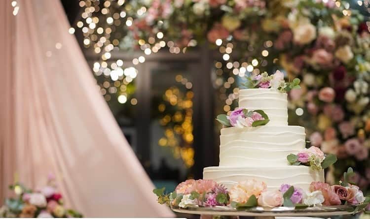 青山迎賓館 AOYAMA GEIHINKANさんのインスタグラム写真 - (青山迎賓館 AOYAMA GEIHINKANInstagram)「ウェディングケーキも﻿ 大切なコーディネートのひとつ🤤💕﻿ ﻿ 当日の空間をイメージして﻿ ウェディングケーキのデザインも﻿ 提案させていただきます🤍﻿ ﻿ シンプルなケーキに﻿ お花の装飾が雰囲気に合っていて﻿ とっても可愛い…😌﻿ ﻿ ﻿ ﻿ #たいせつなものを守る#やっぱり結婚式っていいな#青山迎賓館#青山迎賓館花嫁#tg花嫁#ウェディングプランナー#takeandgiveneeds#結婚式準備#プレ花嫁 #ウェディングフォト#卒花嫁#2020秋婚#2020冬婚#2021春婚#2021夏婚#2021秋婚#結婚#結婚式#結婚式レポ#ファミリー婚#入籍#関東プレ花嫁#前撮り#ウェディングアカウント#日本中のプレ花嫁さんと繋がりたい #ウェディングドレス#式場探し#ブライダルフェア#プロポーズ#ウェディングケーキ」12月17日 21時28分 - aoyamageihinkan_official