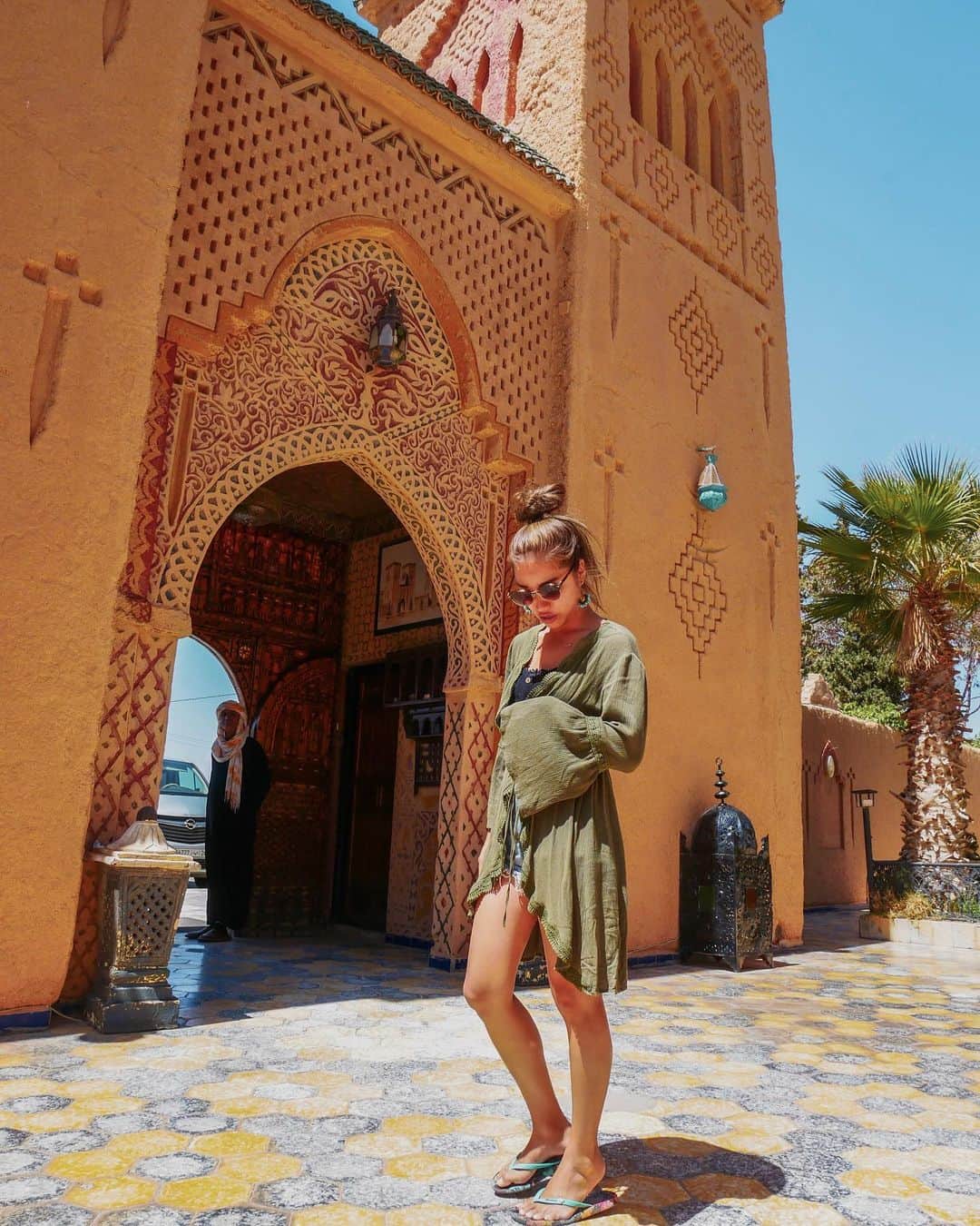 羽石杏奈さんのインスタグラム写真 - (羽石杏奈Instagram)「there’s no end of traveling🌎 . 今は自由に飛び回れないけど いつか戻ってくる日のために、 訪れたい場所リストアップしよっと🌞 みんなの行きたい場所と理由も ぜひぜひ知りたいです🤍 . この写真はモロッコでサハラ砂漠キャンプ後に ふらっと立ち寄ったカフェで🇲🇦 モロッコ、また必ず行きたいなあ〜 📍somewhere in Morocco 2019 #morroco #neverstoptravelling #後ろにおじさん笑」12月17日 21時28分 - hawaiianna913