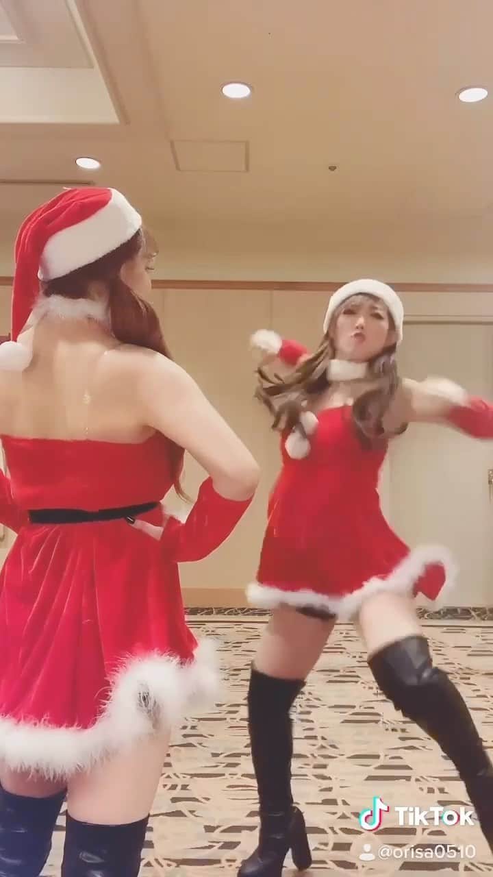 のインスタグラム：「【先輩にダンスバトル挑んでみた】 ・ ・ ・ @angeliy_quinn  ・ ・ ・ #tiktok#tiktokjapan#santa#christmas #ダンス#ダンスバトル#クリスマス#クリスマスコーデ#サンタ#サンタコスプレ#コスプレ#サンタコス」