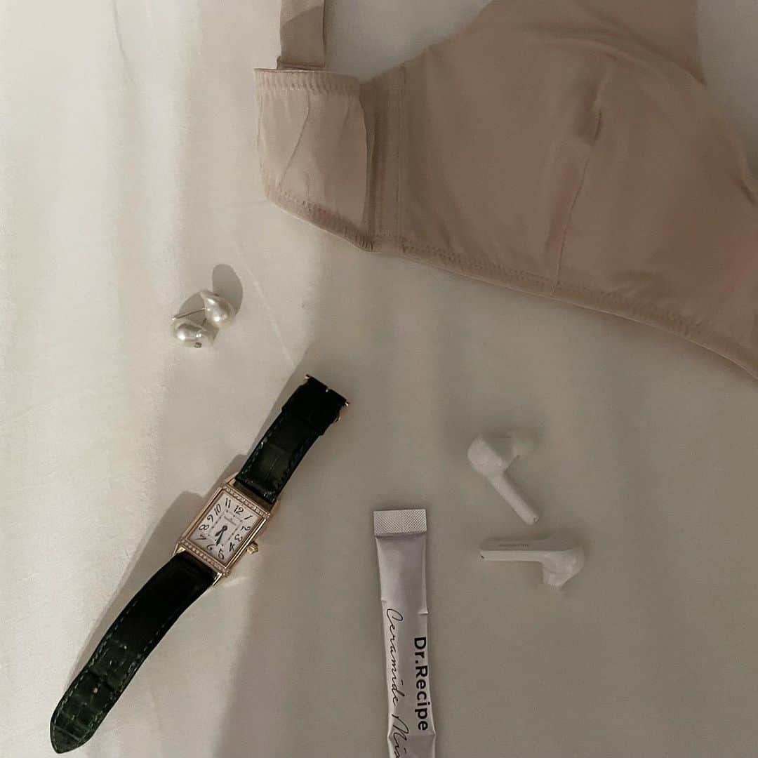 大塚良子のインスタグラム：「my daily essentials. セラミドの他にビタミンD,Eが入ったサプリ、子供も飲めるのが良いなと思って2ヶ月分をお試し中。出先でお茶に入れたり娘のジュースに混ぜたり、まだ効果は感じないけど外からのケアでセラミド自体の大切さを改めて感じてたのでインナーケアにも加えたくなって。サプリは他にも色々飲んでるんだけど寝る前のナイアシンアミドとグルタチオンは欠かさず。  ノンワイヤーのブラはブラックカラーを愛用してて帰国のタイミングでベージュも。一年前だけど着画は二枚目に🖤 . . #notPR #dailyessentials #helth #care  #lingerie #インナーケア　#ヘルスケア　#セラミド　 #セラミドサプリ」