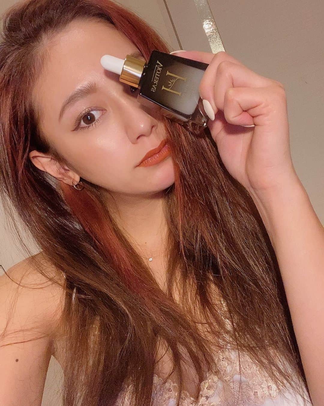 椿彩加のインスタグラム：「. 髪色にもう飽きて赤くしてみました。 おこめさんがドンピシャな赤にしてくれた めためた気に入ってる❤️ もう次何色にしようか考えてます。  そしてあたしの肌この時期激しめに乾燥するから さっそくHSCセラム使ってるの❤️ いーかんじ！認めたくないがもう若くない！  #髪色 #赤毛 #鬼滅の刃 #あやかった訳じゃないよ #炭治郎 #って言われるけど #どちらかといえば #LiSA #でしょ #飽き性 #髪色も #飽きるよ」