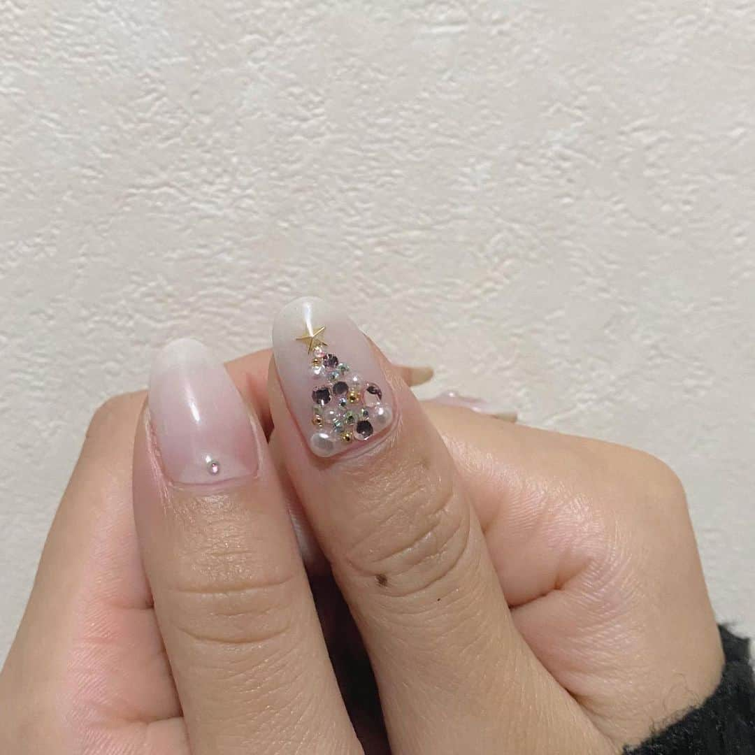 中野愛理さんのインスタグラム写真 - (中野愛理Instagram)「Christmas nail‪‪🎄 　　　　　 　　　　 #newnail #nail #ネイル #ネイルデザイン  #ホワイトネイル #クリスマスネイル #christmasnails  #ホワイトクリスマスネイル #🎅🏻 #🎄」12月17日 21時34分 - airi_nakano_