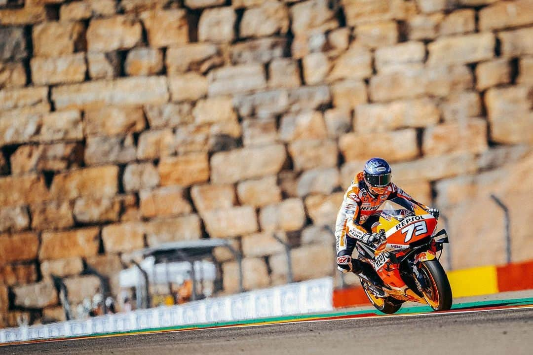 レプソル・ホンダさんのインスタグラム写真 - (レプソル・ホンダInstagram)「#TheYearThatWas - #AragonGP ⠀⠀⠀⠀⠀⠀⠀⠀⠀ Two in a row. @alexmarquez73 followed up his debut podium with a debut dry podium, once again cutting through the field. @stefanbradl6 showed he was on the cusp of more...」12月17日 21時34分 - hrc_motogp