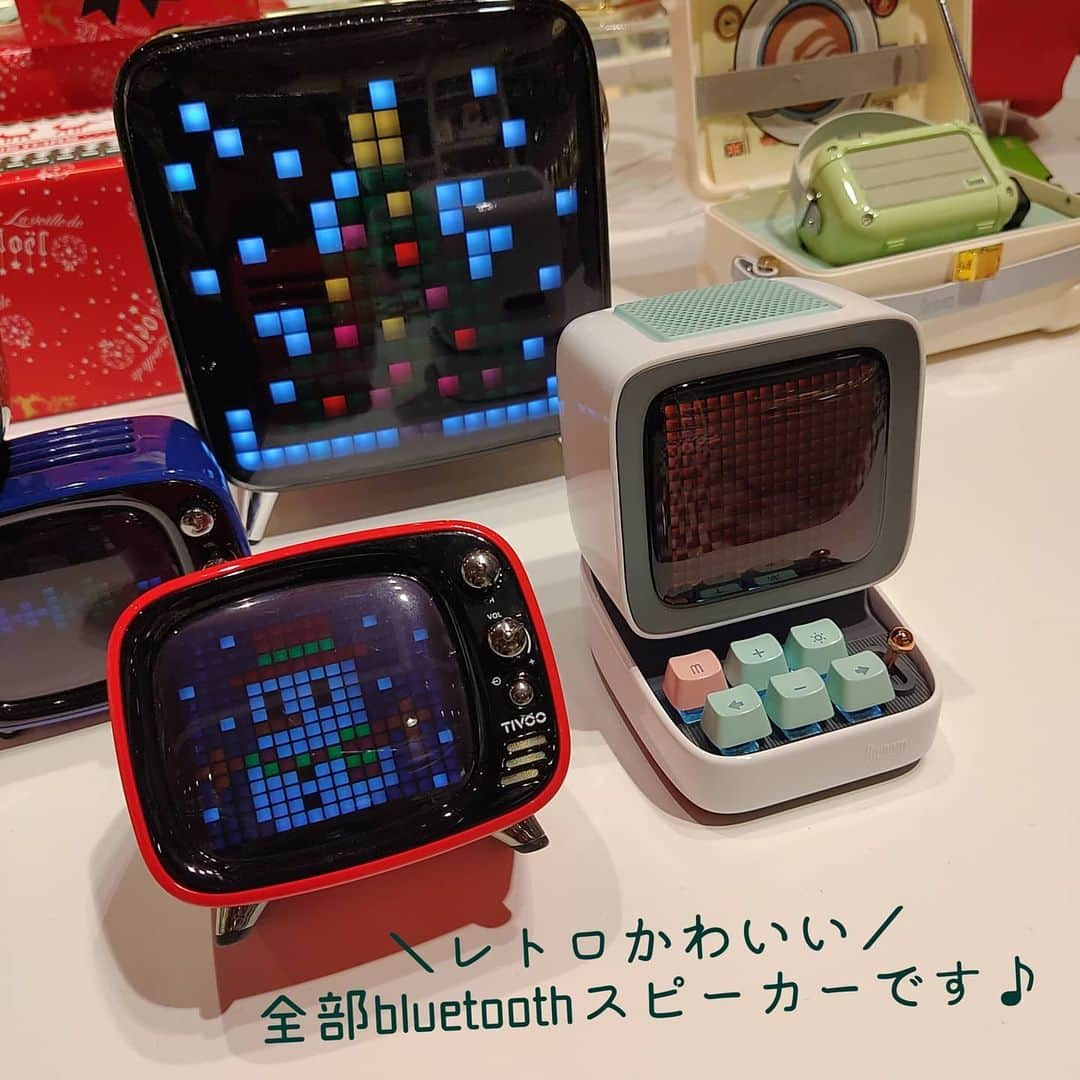 caseplayのインスタグラム：「可愛いbluetoothスピーカーたちのご紹介です♡  なんと音楽を聴くだけでなく！  スマホの専用アプリを使うと… ✔画面に流すピクセルアートをデザイン ✔テトリスなどのゲーム！ ✔アラームを設定して目覚まし時計！ ✔アプリの通知 などなど便利で楽しい機能がたくさん♪  プレゼントにもおすすめです✌  FOXオンラインストアでもお取扱いしております👉 @fox.inc_store  #音楽好きな人と繋がりたい #bluetoothスピーカー #Bluetoothspeaker #ラジオ好きな人と繋がりたい #ピクセルアート #レトロ雑貨 #インテリア #おしゃれ #暮らしを楽しむ #レトロゲーム #置き時計 #tivoo #divoom #マキアート #クリスマスプレゼント #スマホケース #iPhoneケース #ギフトにおすすめ #デスクトップパソコン #スマホアプリ #ガジェット好き #東急プラザ銀座 #tokyuplazaginza #foxginza #銀座 #ヒンカリンカ #hinkarinka #instagood #followforfollowback」