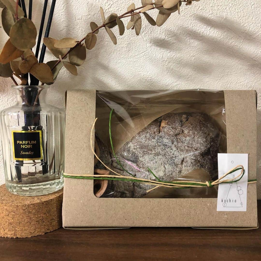 永井葉月さんのインスタグラム写真 - (永井葉月Instagram)「. . Thank you 🤶💗 @moe.sasaki.0918  Vegan Stollen @kochia1009 🌱 . . もえがプレゼントしてくれたよ🐰💗 お洒落だし、美味しそうだし なんとグルテンフリーなんだって🥺 明日が楽しみだな〜✨ 本当にありがとう、いただきます🙏🤤 . .#vegan #veganfood #veganstollen  #ヴィーガン #ヴィーガンパン  #シュトーレン #stollen #クリスマスプレゼント  #クリスマス #ありがとう」12月17日 21時35分 - hazuki815hazuki