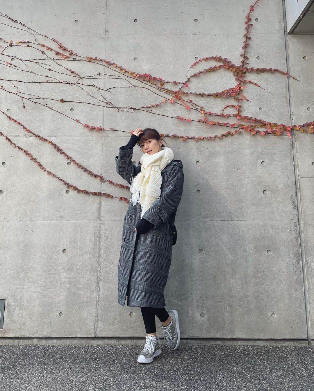 のインスタグラム：「＊ コーデ👗 風が強くて強くて！  muffler @pinue_official  tops @gap_jp  bottom @birthdaybashshop  coat @maison_de_lyla  shoes @niketokyo   マフラーあったかくてデザイン可愛くて◎ お気に入りに💕  #pinue #maisondelyla #nike #gap #birthdaybash #ファッション #コーデ #今日のコーデ#冬コーデ #全身コーデ  #ノーマルカメラ  #グレーコーデ #カジュアル #私服 #カジュアルコーデ」