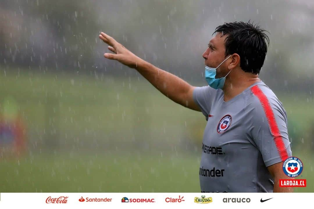 サッカーチリ代表チームさんのインスタグラム写真 - (サッカーチリ代表チームInstagram)「🇨🇱☔ Bajo una fuerte lluvia tropical, #LaRojaSub20 inició los trabajos para enfrentar a Brasil en Teresópolis.  📸: Carlos Parra / Comunicaciones ANFP  #VamosChile #VamosLaRoja」12月17日 21時39分 - laroja