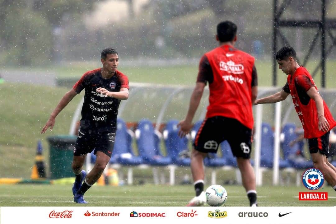 サッカーチリ代表チームさんのインスタグラム写真 - (サッカーチリ代表チームInstagram)「🇨🇱☔ Bajo una fuerte lluvia tropical, #LaRojaSub20 inició los trabajos para enfrentar a Brasil en Teresópolis.  📸: Carlos Parra / Comunicaciones ANFP  #VamosChile #VamosLaRoja」12月17日 21時39分 - laroja