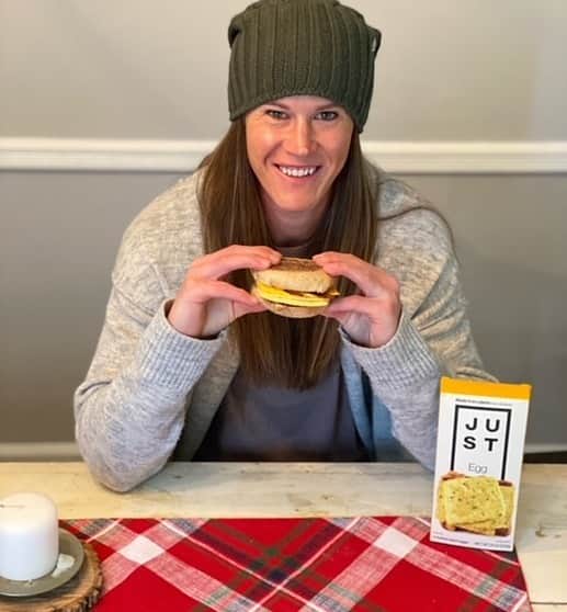 アリッサ・ナアーのインスタグラム：「Breakfast Sandwich Alert 🚨 Growing up in the northeast, a breakfast sandwich has always been a staple. Now using #JUSTEgg I can make a healthy option! Plant-based and still super tasty. Thank you @eatjust! 🙂 #ad」