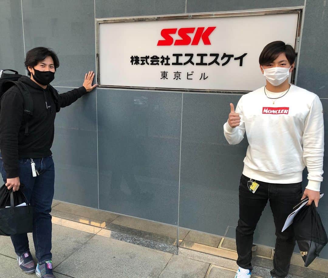 成田翔のインスタグラム：「先日、お世話になっているSSKさんに東妻さんと行ってきました！ 来年もサポートよろしくお願いします👍 #sskbaseball  #野球 #東妻勇輔」