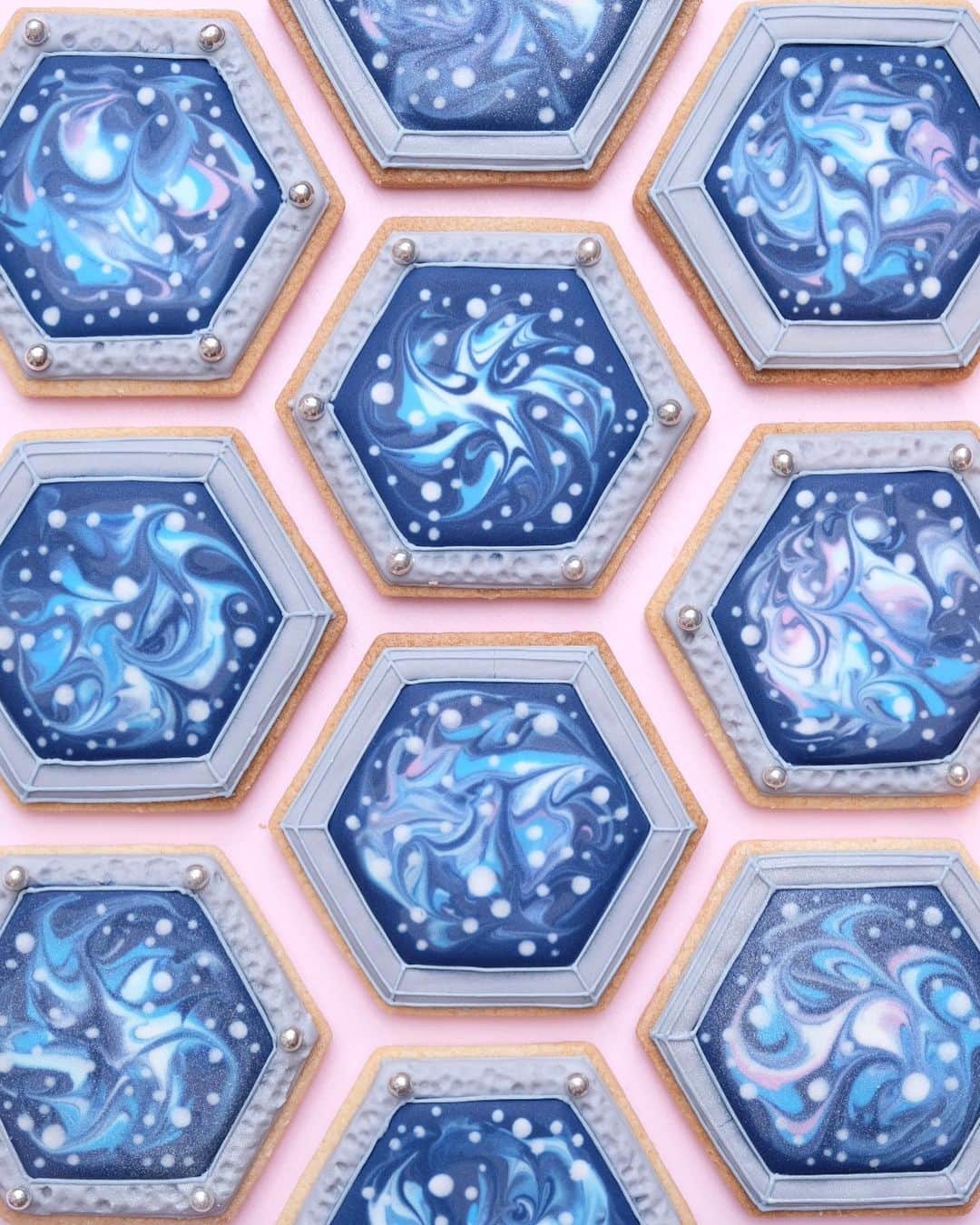KUNIKAのインスタグラム：「Galaxy sugar cookies🌌 Next Instagram live will be on Dec 18th at 13:00 UK time!  先週のインスタライブで作った銀河マーブルクッキー🌌 明日(12月18日)も日本時間22:00から行います♪ モチーフは考え中.. またその場でデザイン考えていこうと思います💫  昨日のポストにたくさんのあたたかなメッセージ、ありがとうございました🙇‍♂️🤍 これからも秘密基地のような心ときめくワクワクとして、皆さまにお返ししていきたいです😌  #artofkunika」