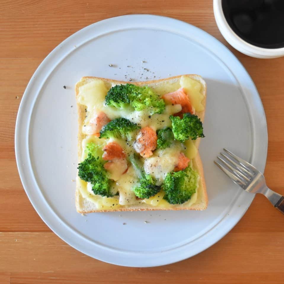 山崎佳のインスタグラム：「Today’s breakfast. 鮭とブロッコリーのマヨチーズ焼き。」