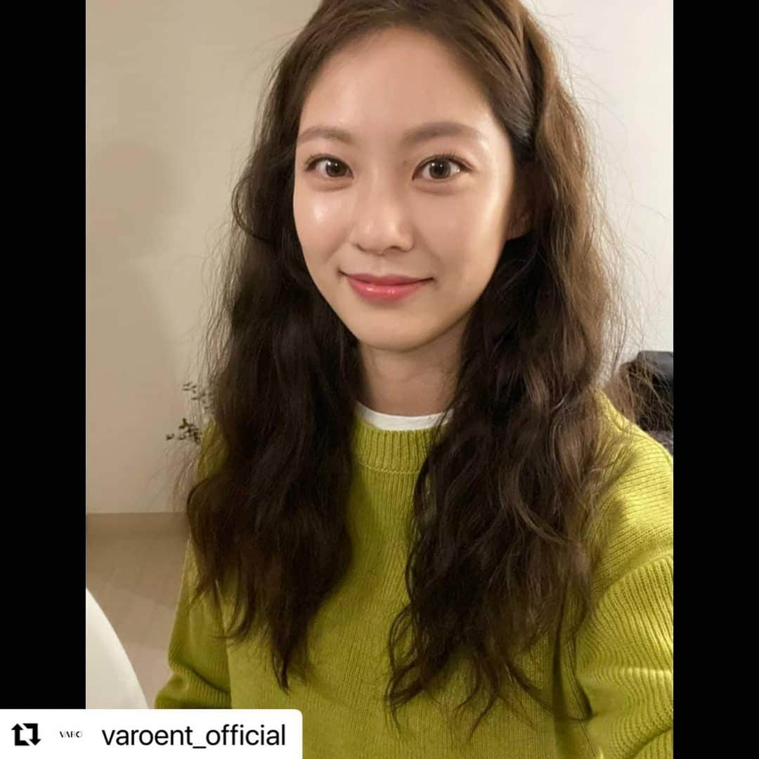 コン・スンヨンのインスタグラム：「#Repost @varoent_official  ・・・ @0seungyeon ⠀ 바로 배우의 일상 :) ⠀ 승연이 러블리함은 한도 초과 💕 새로운 승연이 모습, 많이 기대해주세요 👀 ⠀ #공승연 #GONGSEUNGYEON」