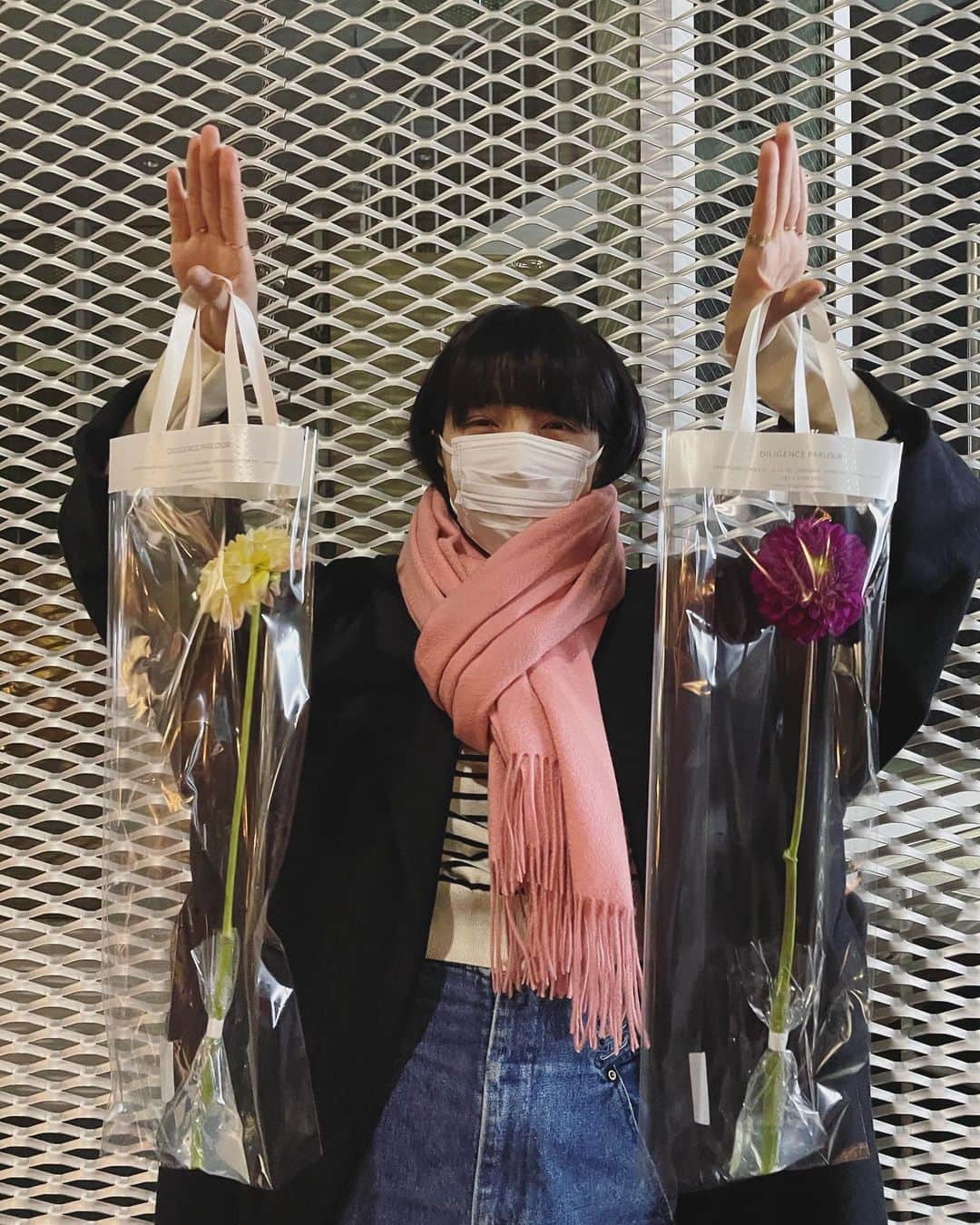 KAINO Yuさんのインスタグラム写真 - (KAINO YuInstagram)「おみゆ氏から貰ったお花を持ちながらニヤニヤする私たちと、既に新年を迎えたかのようなめでたいポーズのおみゆ氏💐🌅いつもたのしいたのしい。来年もよろしくね♡ #異国の飯」12月17日 21時43分 - kainoyu