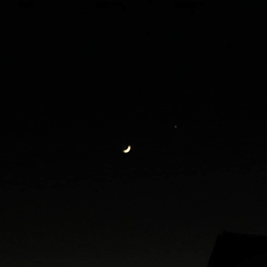 中野みやびのインスタグラム：「つき！！  #崩月 #月 #moon #sky #空 #綺麗 #夜 #night #black #黒 #中野みやび #みやび」