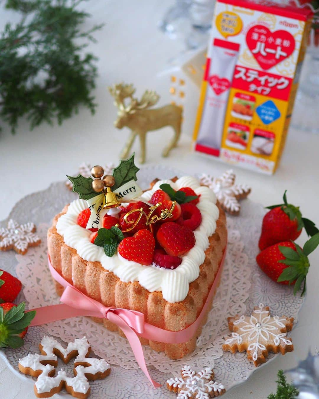 まりさんのインスタグラム写真 - (まりInstagram)「苺のシャルロットのクリスマスケーキ🍓レシピあり . 日本製粉様より発売されている使い切りに便利なニップンハート薄力小麦粉スティックタイプを使ってレシピ開発を担当させて頂きました😊 . 1袋9gのスティックタイプはお肉にまぶしたりホワイトソース作りなどお料理にもとっても便利でいつも使っていますが、薄力粉を少ししか使わないお菓子作りにも便利です。 . 今回作ったのは苺のシャルロットのクリスマスケーキです。中には苺レアチーズムースが入っています💕そしてハート薄力粉だけにまたハート型にしてみました❤️ クリスマスに良かったら作ってみて下さいね💕 . 長くなりますが、シャルロットケーキのレシピはこちらです。  ◆材料 【ビスキュイ生地】 ★ニップン薄力小麦粉スティックタイプ　3本（27ｇ） ★コンスターチ　　　　　　　　　　　　5ｇ ・卵黄　　　　　　　　　　　　　1個分 ・グラニュー糖　　　　　　　　　8ｇ ・卵白　　　　　　　　　　　　　1個分 ・グラニュー糖　　　　　　　　　23ｇ ・粉砂糖（焼く前にふりかける用）　適量 ・食紅　　　　　　　　　　　　　少々 　　　　　　　　　　 【苺レアチーズムース】  ・クリームチーズ　100g ・グラニュー糖  50g ・プレーンヨーグルト 100g ・生クリーム　　　100ml ・苺パウダー　　　ら大さじ1.5 ・粉ゼラチン  3g ・水  大さじ1.5  ◆作り方 【ビスキュイ生地】 1. ★の薄力粉、コンスターチ、食紅は合わせてふるっておく。 2. オーブンは200度に予熱しておく。 3. 絞り袋に1cmの丸口金をつけてセットしておく。 4. 卵黄にグラニュー糖を入れ白くもったりするまで混ぜる。 5. 別のボウルに卵白とグラニュー糖を入れしっかり固いメレンゲを作る。 6. (4)のボウルに(5)のメレンゲの1/3を加えて、ホイッパーで混ぜる。 7. 残りのメレンゲも加えてゴムベラで切るように混ぜる。 8. (1)の粉類を２回に分けて加え、ゴムベラで泡を潰さないよう切るように混ぜる。 9. 準備しておいた絞り袋に(7)を手早く入れる。 10. オーブンシートを敷いた天板に、(8)も生地をハート型の側面用に11cmの高さの棒状になる様に 高さ11cm×長さ25cmの長方形に絞る。 また底用に型のハート型より１cm程小さめのハート型を絞る。 11. 粉砂糖を茶こしで振りかけて、200度に温めたオーブンで10～12分程焼く。 12. 生地が冷めたら長方形の生地を横にカットする。（高さ5.5cm×長さ25cmになる様に） 13. パッドにハート型のセルクルを置いて、(12)の生地を側面に、ハート型に焼いた底用生地を底に敷く。     【苺レアチーズムース】 14. クリームチーズはボウルに入れて室温に戻しておく。 15. 水にゼラチンを入れてふやかしておく。 16.クリームチーズをゴムベラ混ぜて柔らかくなったら、グラニュー糖を加えてホイッパーに持ち替えてよく混ぜる。 17.ヨーグルトと苺パウダーを加えてさらによく混ぜる。 18.別のボウルに生クリームを入れて8分立てに泡立てる。 19.ふやかしたゼラチンを湯煎にかけて溶かす。 20.17のクリームチーズのボウルにゼラチンを少しずつ加えながら混ぜる。 21.20に18の生クリームも加えてホイッパーでよく混ぜ合わせる。 22.13の型に21を流し入れ冷蔵庫で３時間冷やし固めて、上に苺を飾って出来上がり。   . . . .  #PR#日本製粉#ニップン#NIPPN#ハート薄力粉#ニップンハート薄力粉#ニップンハートミニパック薄力粉#計量いらず#いつも開けたてフレッシュ#ニップンハートスティックタイプ薄力粉 #いつも食卓にニップン#小麦粉#薄力粉 #手作りケーキ#手作りお菓子#手作りスイーツ #ケーキ#手作りケーキ#シャルロットケーキ #苺のシャルロットケーキ#お家カフェ#cotta #手作りおやつ #homemadecake#おうちカフェ #cookingram #クッキングラム #charlottecake」12月17日 21時45分 - mari6260707