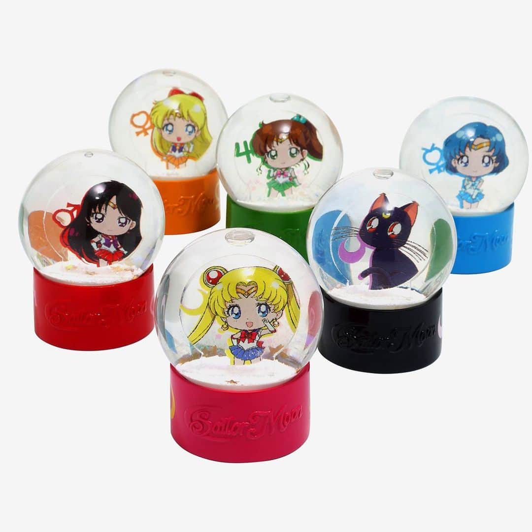 Sailor Moonさんのインスタグラム写真 - (Sailor MoonInstagram)「✨🌙 Adorable Sailor Moon snow globes available on @hottopic! Limit of 5 per order (even though there’s 6), ships blind so you don’t know who you’re getting AND it ships to Canada! Woo! 🌙✨  #sailormoon #セーラームーン #snowglobe」12月17日 21時45分 - sailormoon_sc